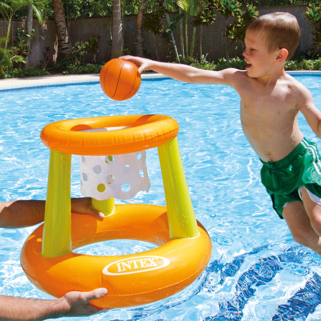 Flotador Intex de baloncesto para piscina con aro naranja, soporte verde y red colgante, en uso.