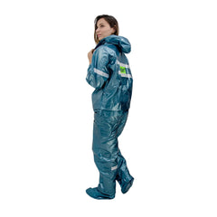 Traje impermeable fino azul con capucha y bandas reflectivas, vista lateral.