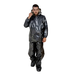 Traje impermeable fino negro con capucha y pantalón, vista frontal.