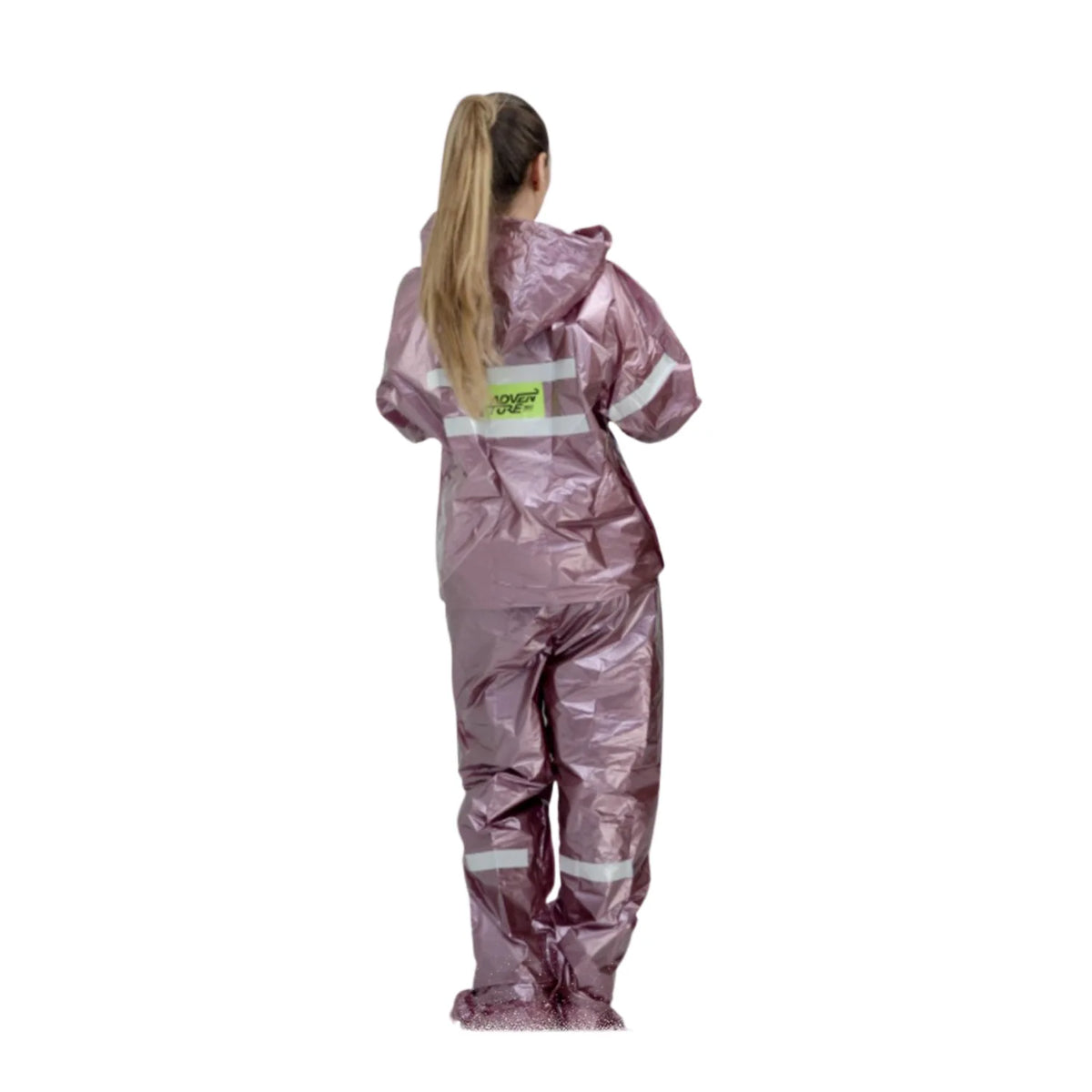 Traje impermeable fino rosado con capucha y bandas reflectivas, vista posterior.
