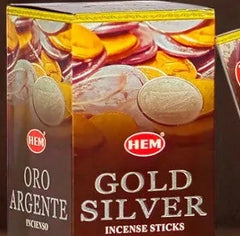 Detalle de las monedas doradas y plateadas impresas en la caja HEM Oro Argente.