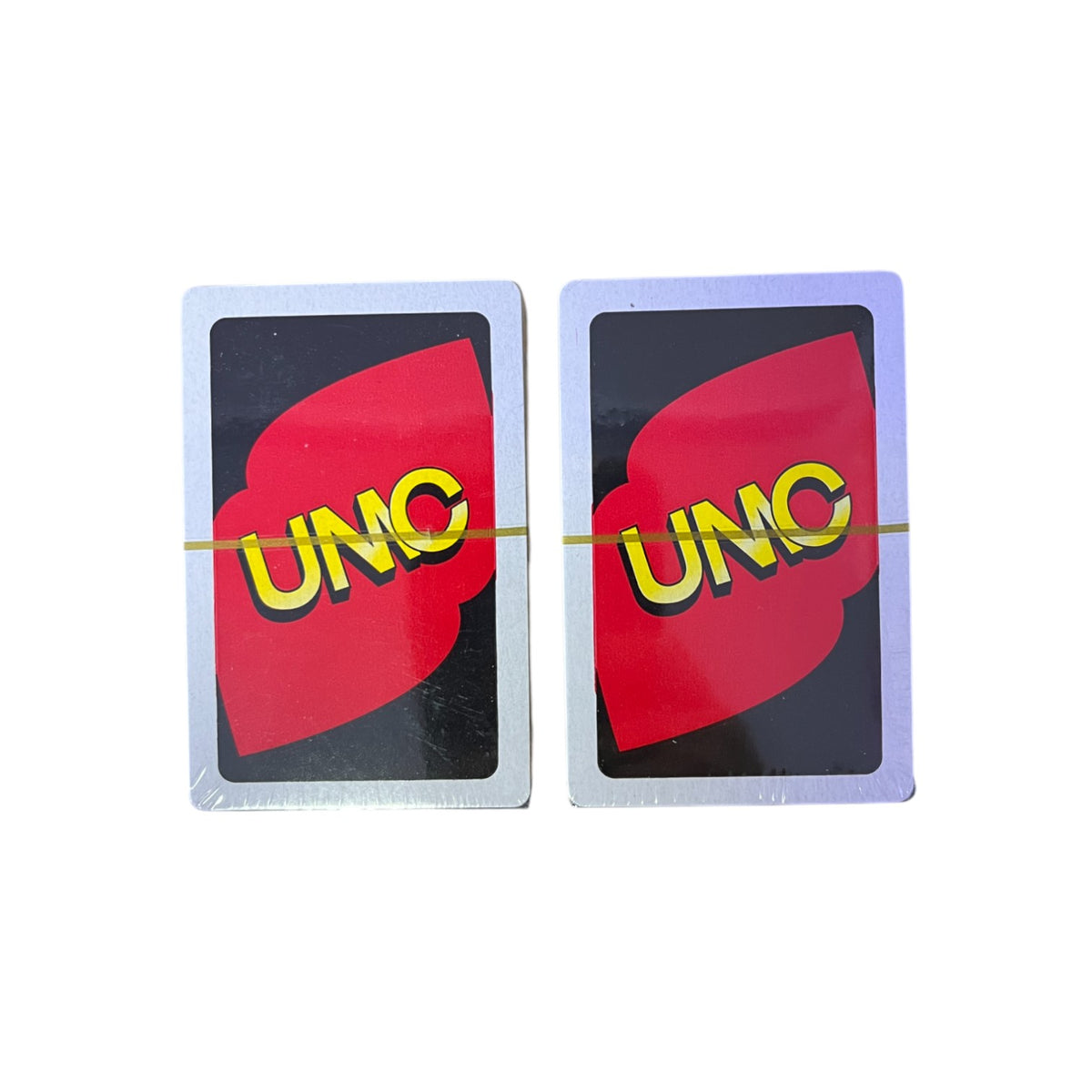 Primer plano de cartas de colores del juego UNO sostenidas en una mano