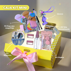 Kit mini para mamá en caja amarilla: set de manicure, esponjas de maquillaje, dos velas, llavero y set de viaje.