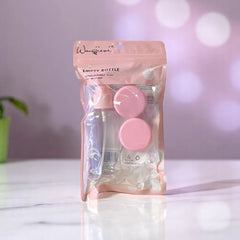 Detalle del set de viaje rosa incluido en el Kit Mini Mamás, con bolsa y envases recargables.