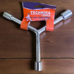 Llave triceta Technika TT-2068-1 junto a su empaque, con tres bocas para dado.