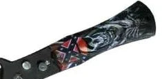 Detalle del mango negro estampado de la navaja automática modelo 831