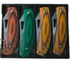 Exhibidor con cuatro navajas plegables AZ9937 de mangos en colores surtidos