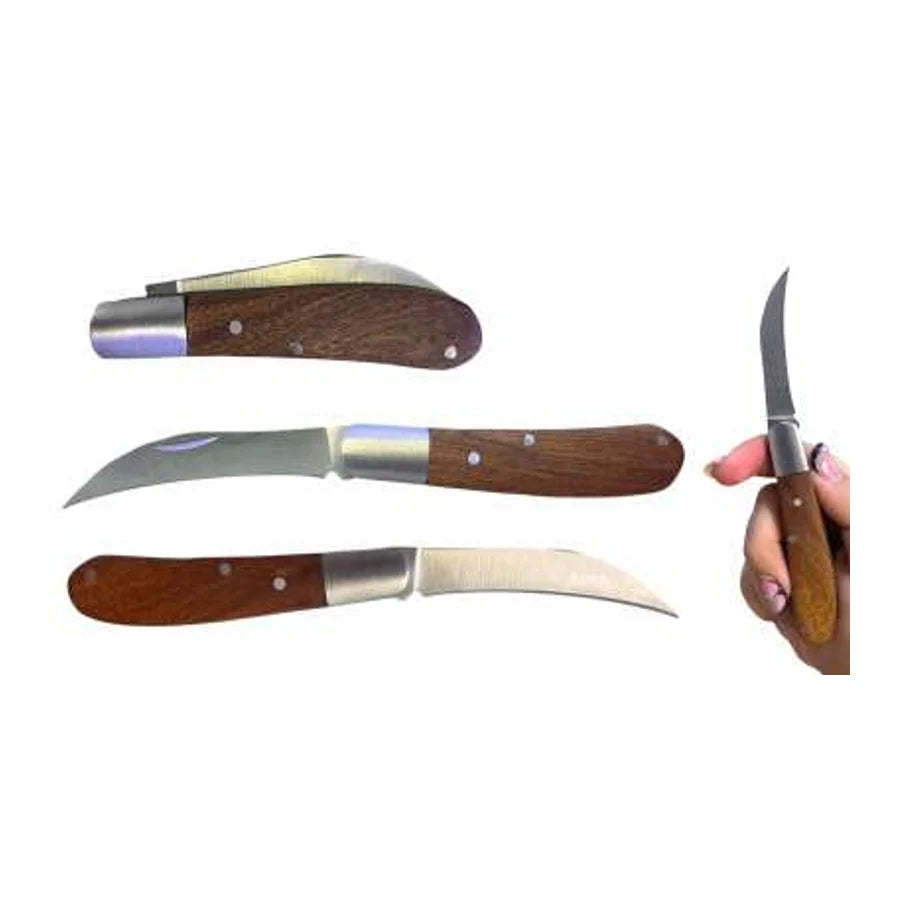 Navaja para herrar 8A020-CK03 con mango de madera y hoja curva, mostrada plegada y abierta.