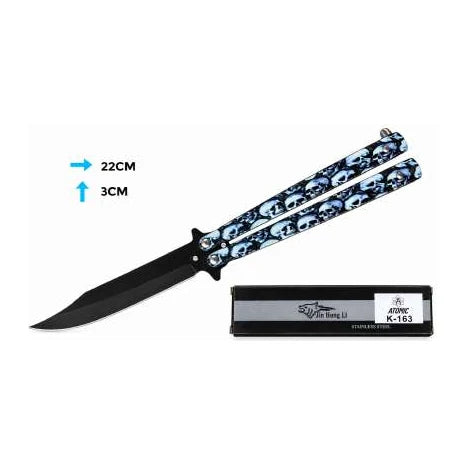 Navaja mariposa K-163 con calaveras en las cachas, hoja abierta y caja; gráfica indica 22 cm.
