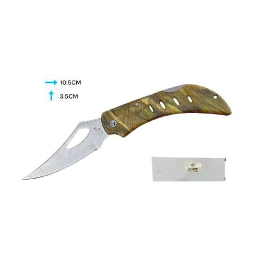 Navaja plegable camuflada con cuatro orificios y hoja curva abierta; gráfica indica 10,5 × 3,5 cm y muestra el empaque.