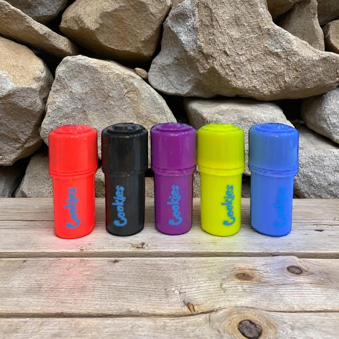 Surtido de frascos plásticos con tapa y molinillo del modelo 12871A, en colores rojo, negro, morado, amarillo y azul.