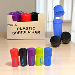 Frascos plásticos herméticos tipo grinder jar en varios colores, con tapa abatible, molinillo y caja marcada 12871A.