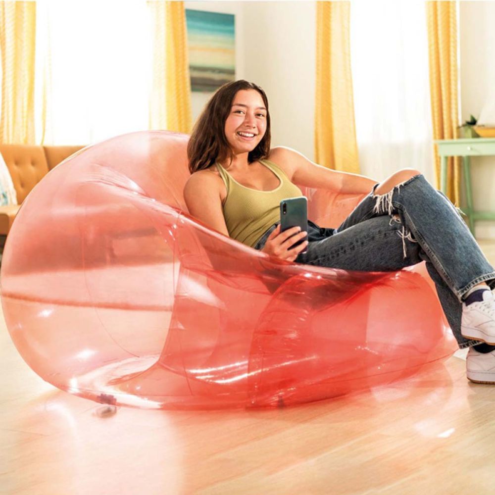 Sillón inflable rosado INTEX para una persona en una sala