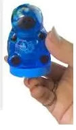 Tarro azul de slime con capibara HL24432 sostenido en la mano.