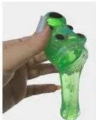 Slime verde del tarro capibara HL24432 estirado, tal como aparece en la referencia.