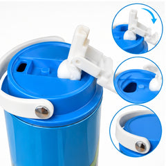 Detalle de la tapa y boquilla abatible del termo azul CH20503.
