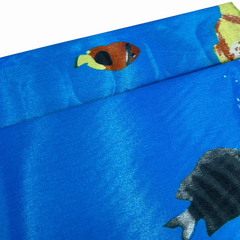 Detalle del estampado de pez de colores sobre la tela azul de la cortina de baño YA02.